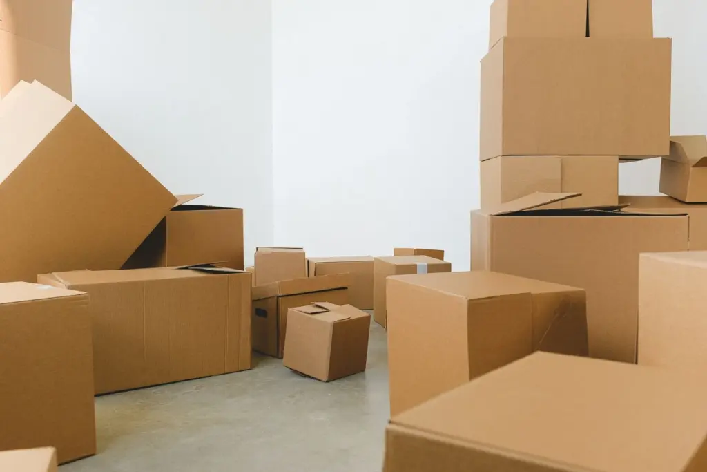 Cajas de cartón de varios tamaños preparadas para una mudanza