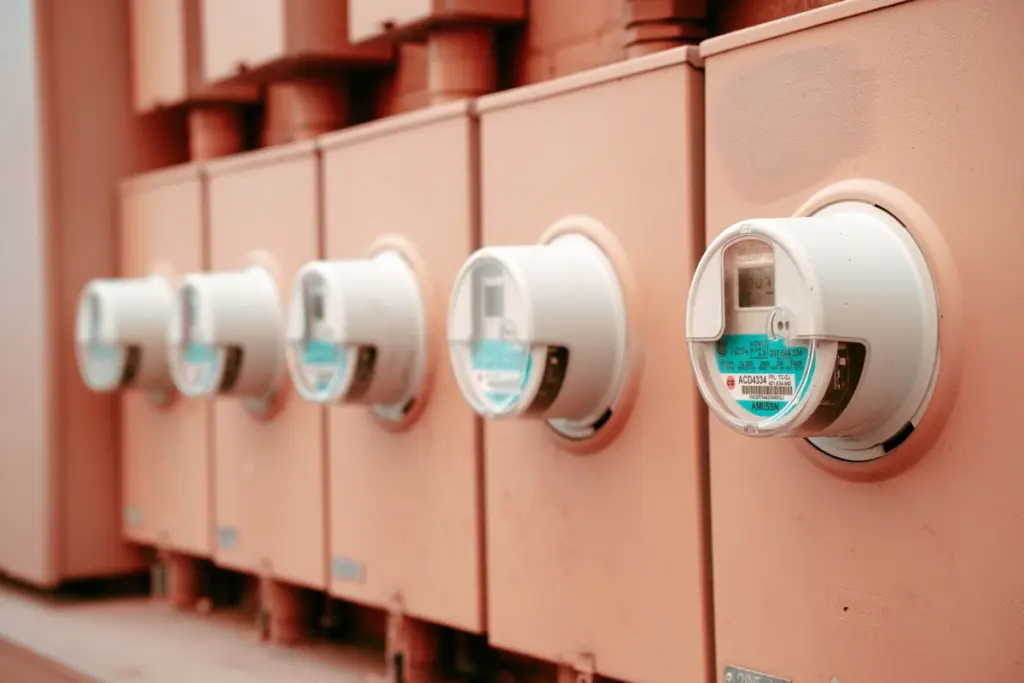 Fila de contadores de luz digitales en la pared de un edificio