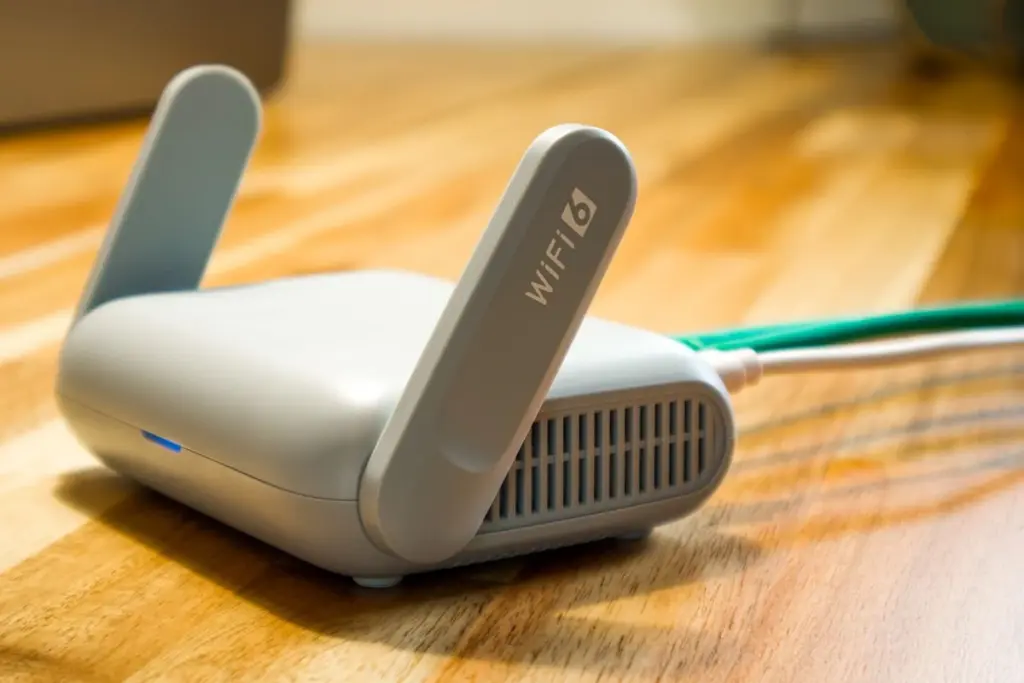 Router wifi conectado sobre una mesa de madera